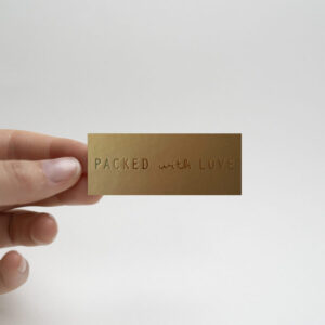 sticker goud packed with love 6,5 x 2,5 cm
